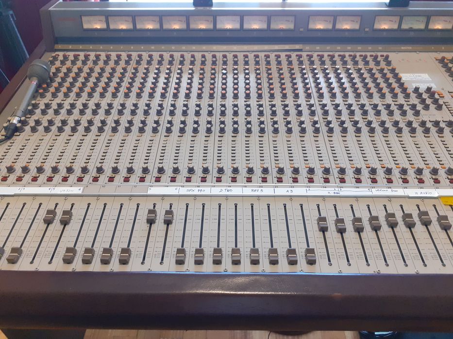 Tascam M-600, mesa de mistura analógica 'vintage' 32 canais/16 grupos