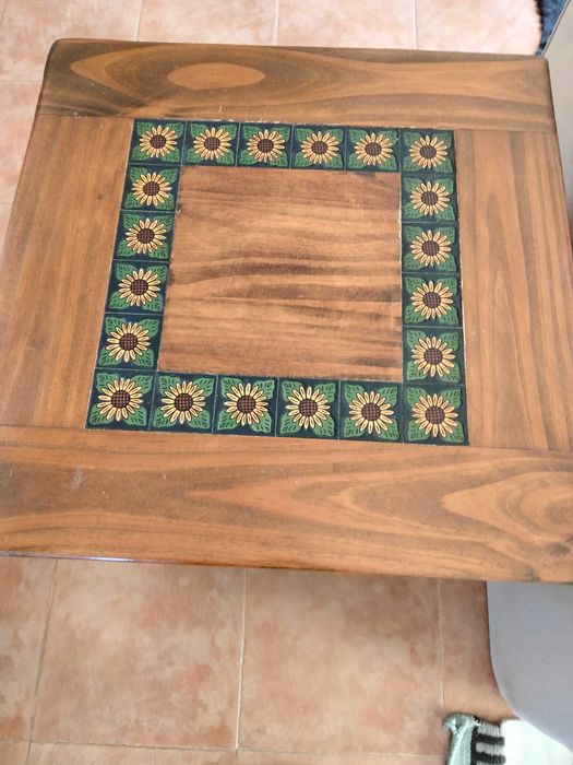 Vendo duas mesas  com pormenores  valor é de cada uma