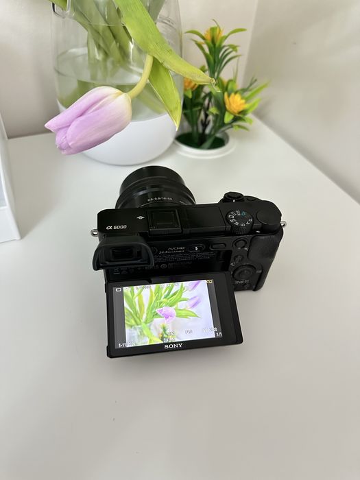 Sony a6000 com lente 16-50mm e bolsa