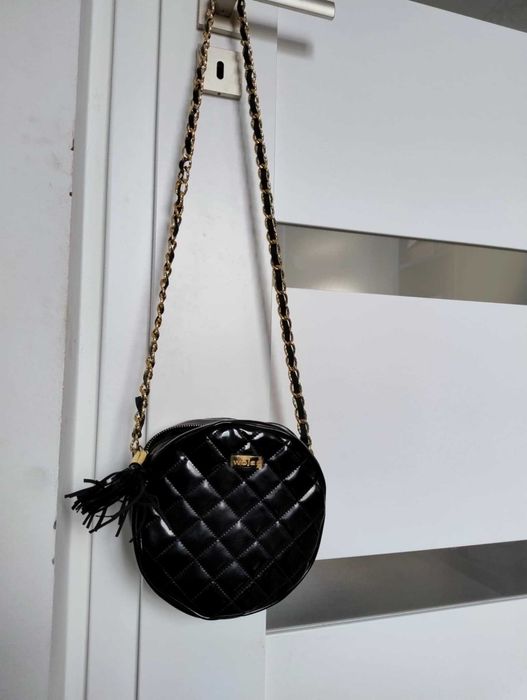 Torebka Wojas - elegancka pikowana listonoszka okrągła