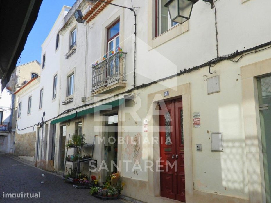 Prédio com 2 Lojas + Apartamento T1