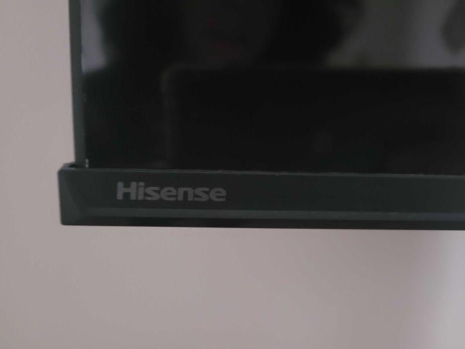 Televisão 50 polegadas - Hisense 4K Ultra HD Smart + suporte de parede