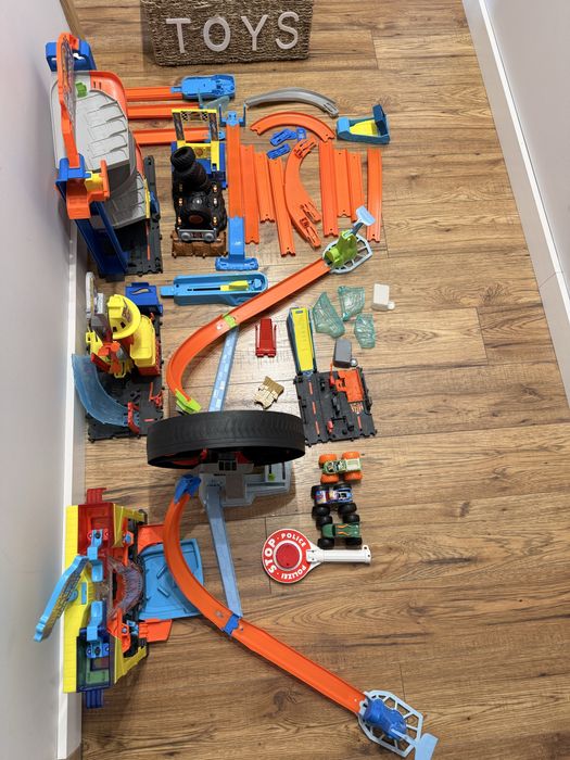 Zestaw Hot Wheels tory garaz myjnia MEGA zestaw autka hotwheels