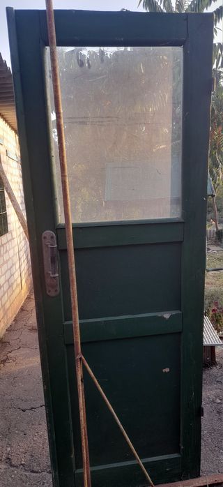 Продам двери с металлическими ручками