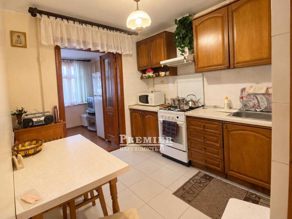 1-кімнатна 45 м² на Черемушках, узаконений балкон, 2 підвали та простір