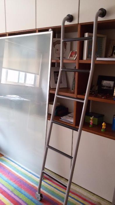 Vendo portas e calhas e escada para estante