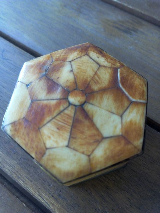Caixa hexagonal em latão e pedra incrustada lindissima
