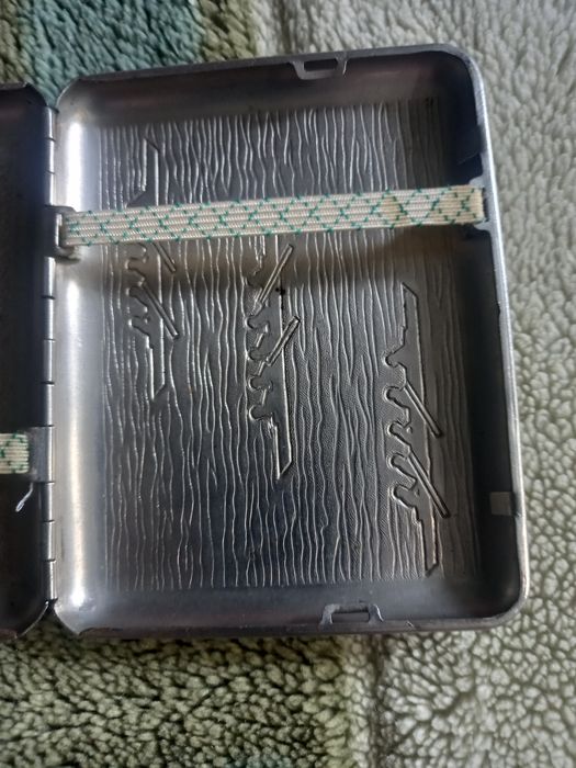 для мужчины металический футляр гребля.В хорошем состоянии