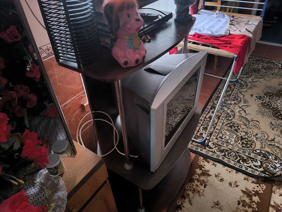 Тумбочка з телевізором