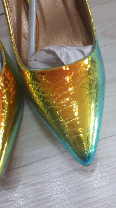 Piękne szpilki kameleon