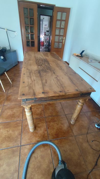 Mesa de sala em madeira