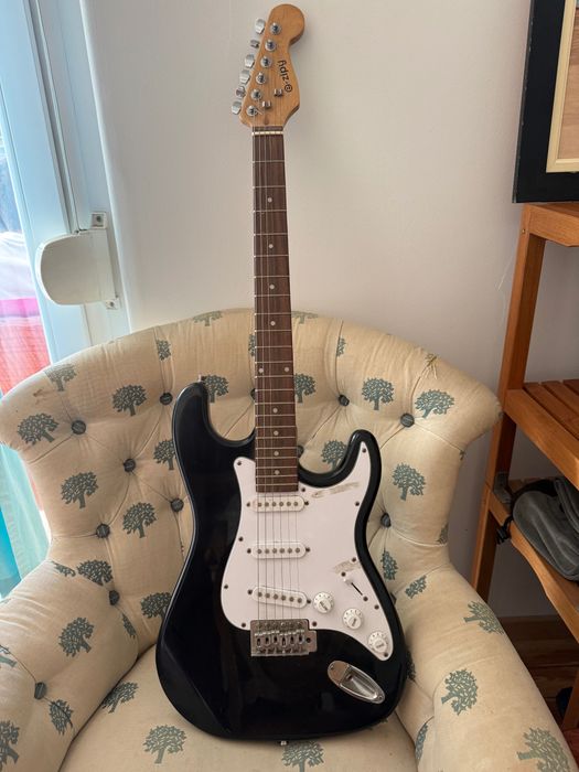 Guitarra elétrica e-Zipy estilo Stratocaster
