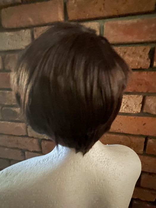 Peruka krotka unisex ciemnobrazowa syntetyczna
