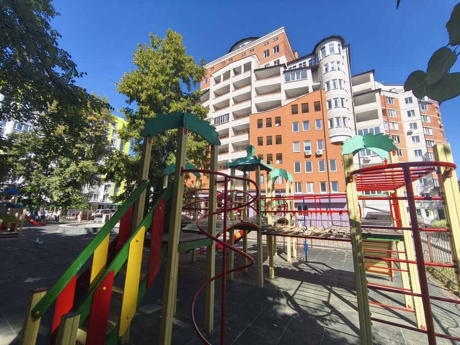 Трьохкімнатна 123 м.кв. з ремонтом Тургенівська