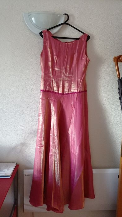 Vestido de gala. Vendo os dois por 75 euros . Não envio por correio.