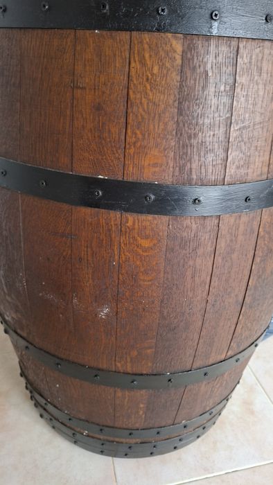 Garrafeira em pipa