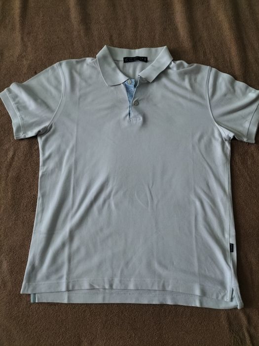 Два білих нових поло