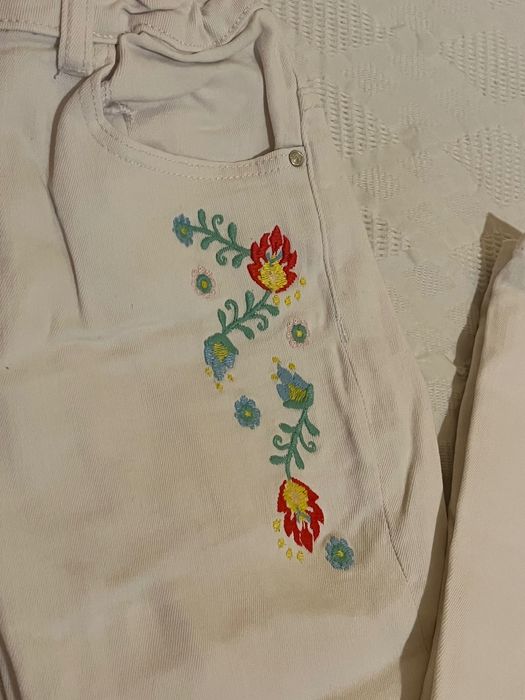 Calcas Brancas com flores