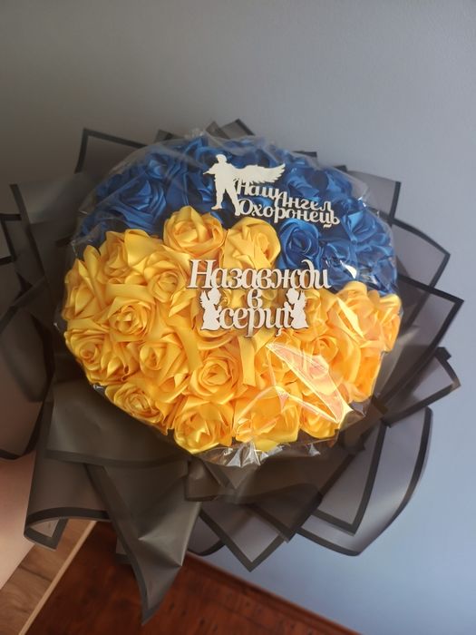 Троянди з атласних стрічок