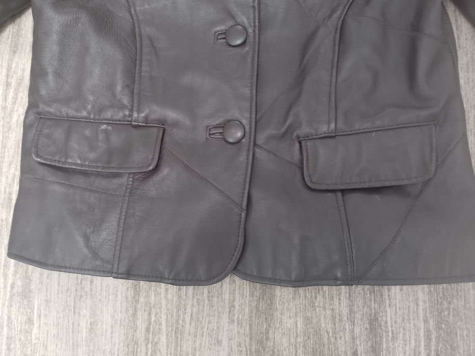 Sprzedam damską skórzaną marynarkę rozmiar M.