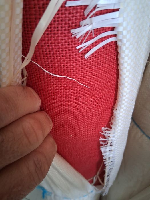 Serapilheira em rolo nova  em cor vermelha, verde, amarela e branca