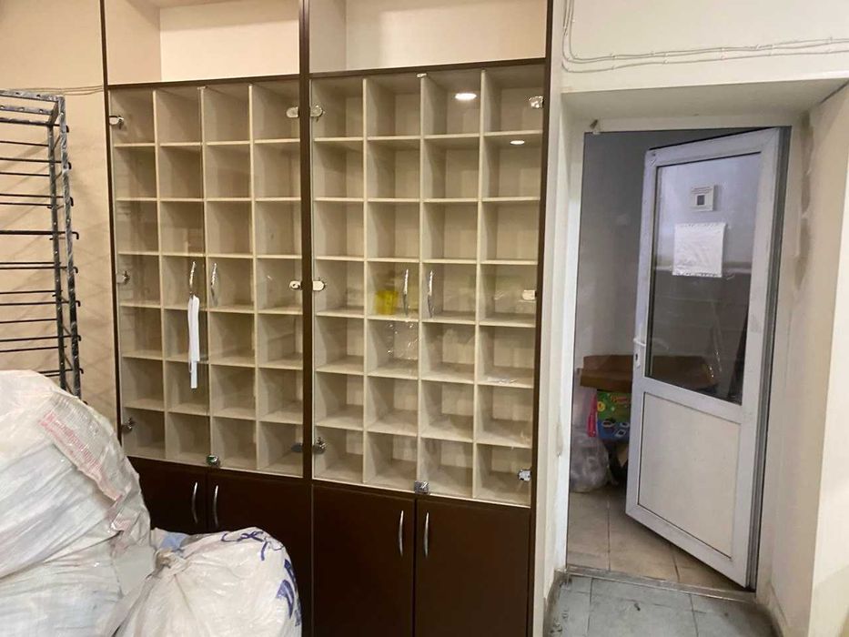 Розпродаж торгового обладнання, вітрини, стелажі, стійки, економпанелі