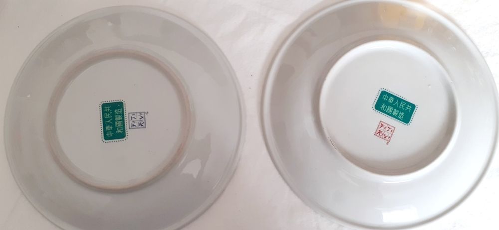 Par de pratos decorativos em porcelana japonesa, padrão Imari