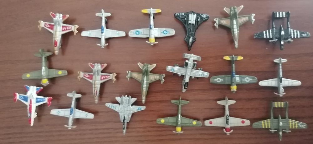 Aviões em metal miniaturas