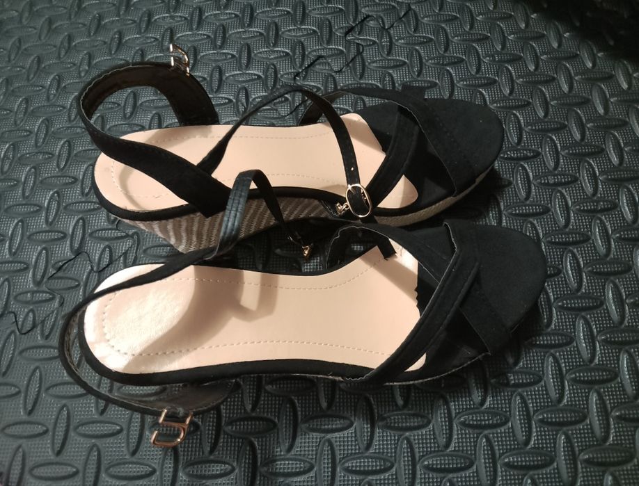 Продам обувь новую на танкетке