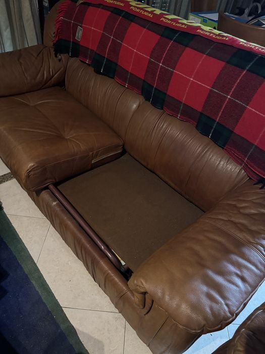 Sofas em pele com dois cadeiroes