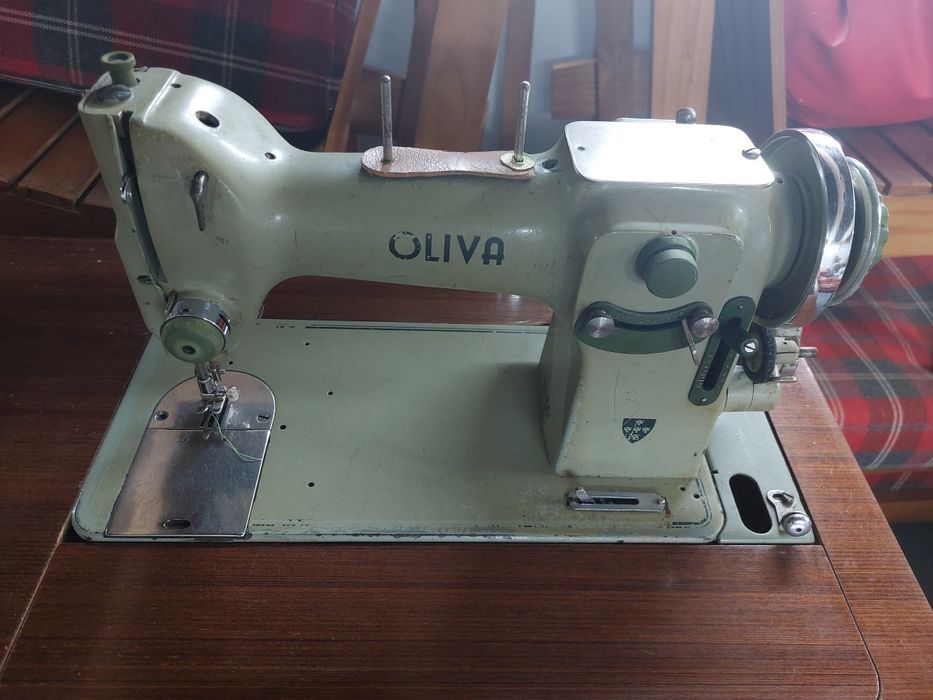 Máquina de Costura Oliva com Móvel, Pedal e Motor Elétrico