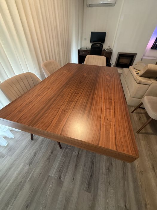 Mesa de sala de jantar em madeira de nogueira