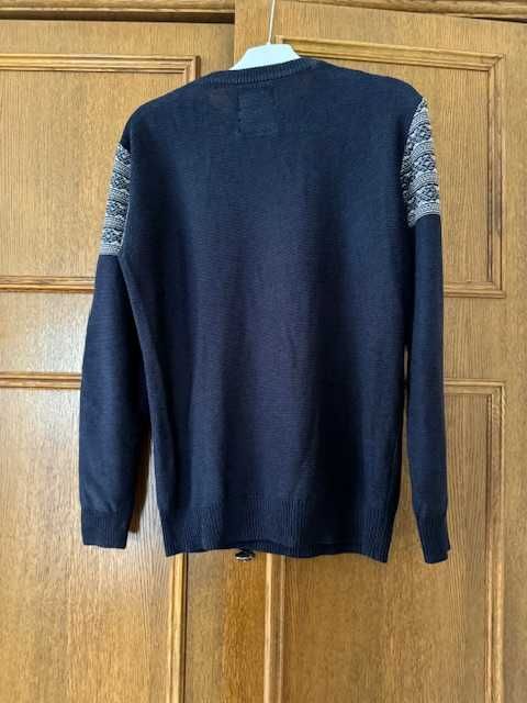 Sweter męski S Bershka granatow-obiały we wzór z przodu
