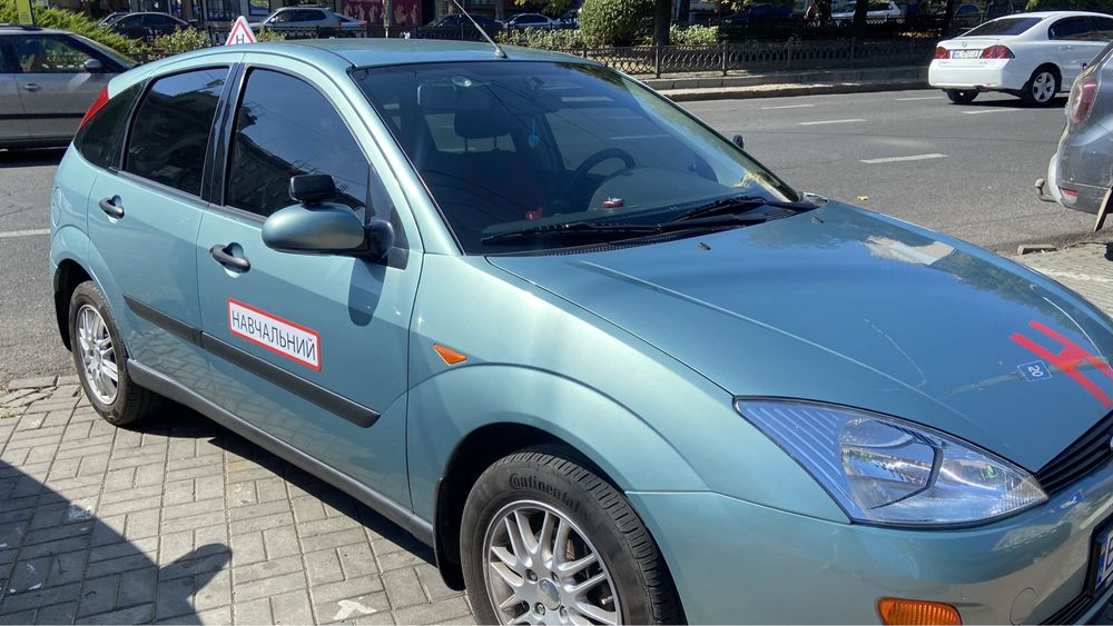 Інструктор з водіння автомобіля