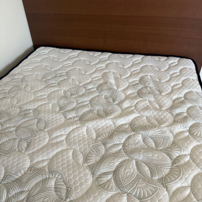 Cama com colchão novo
