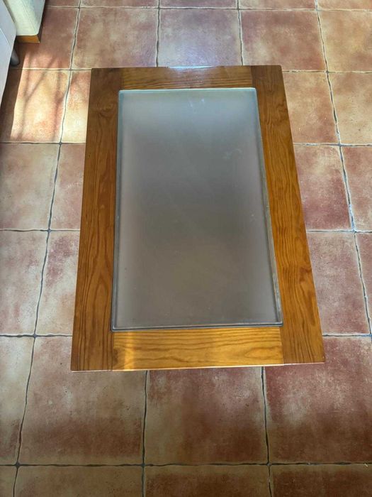 Vendo Mesa de boa Madeira de Sala em bom estadooooo ENTREGA HOJE PORTO E VILA NOVA DE GAIA PREÇO VENDA HOJE