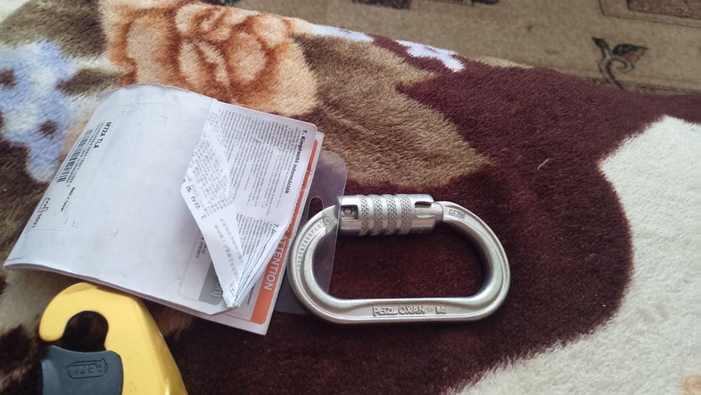 Карабін Petzl OXAN triact-lock steel