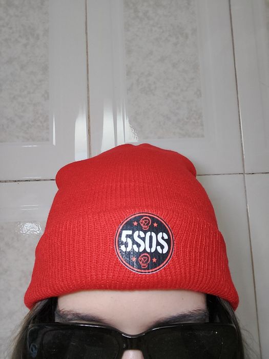 5SOS gorro vermelho