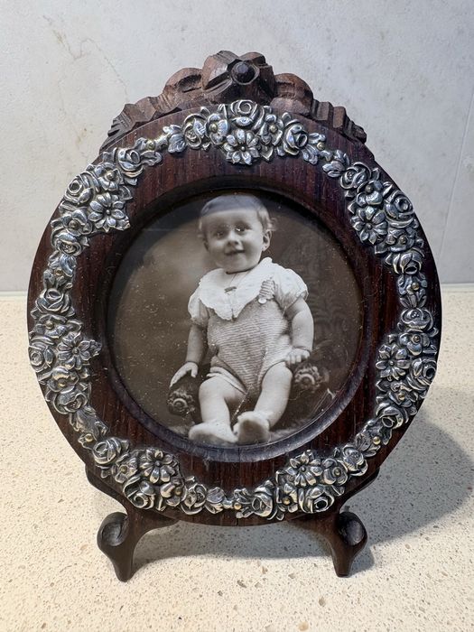 Maravilhosa antiga moldura em pau santo com aplicações de guirlandas em prata portuguesa