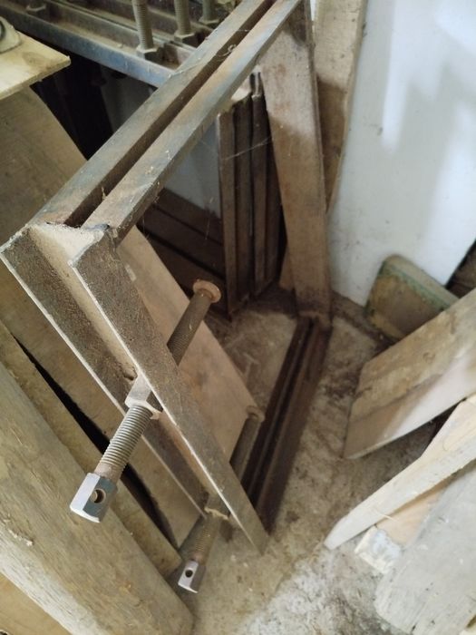 Струбціна прес чорний метал швелер