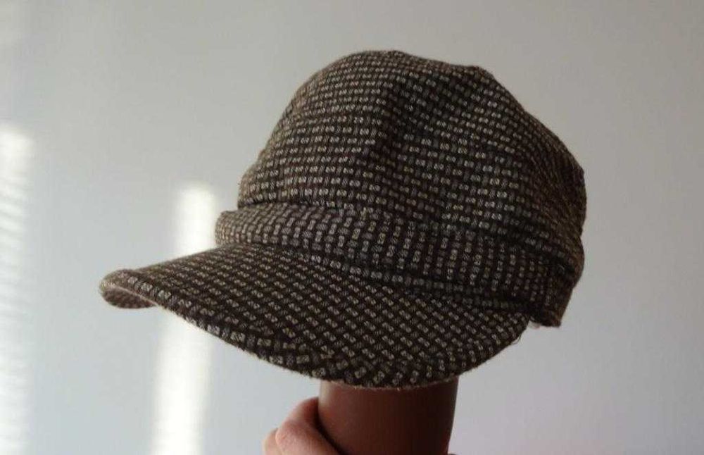 Czapka Zimowa Z Daszkiem Pepitka W Brązach, Ładna i Praktyczna