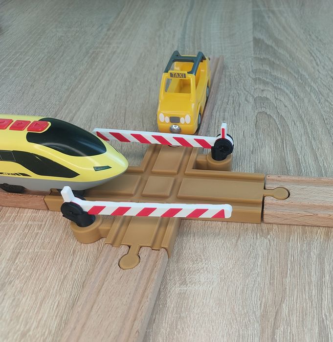 Перехрестя зі шлагбаумами для дерев'яної залізниці Brio, Ikea, Playtiv