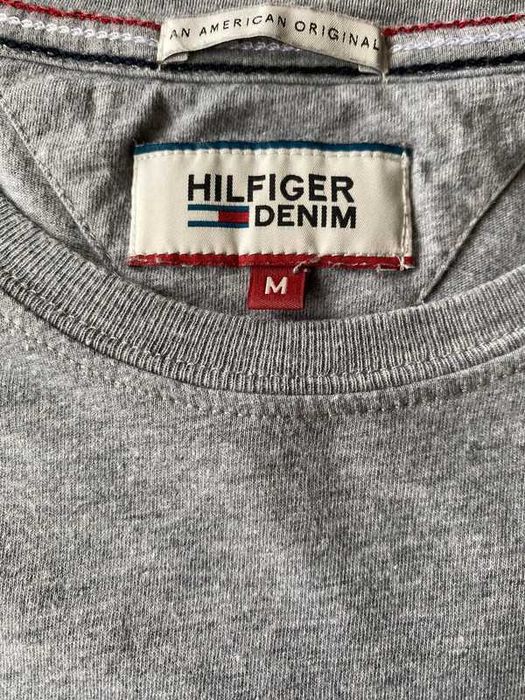 T-shirt Tommy Hilfiger cinzenta básica (M)