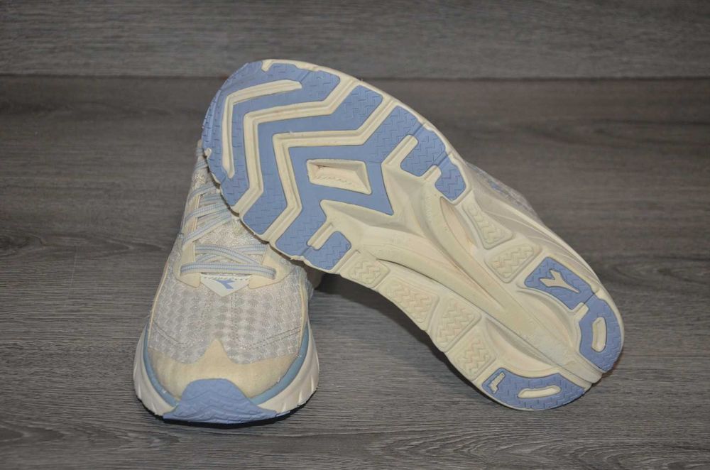 Продам кросівки Фірма DIADORA .