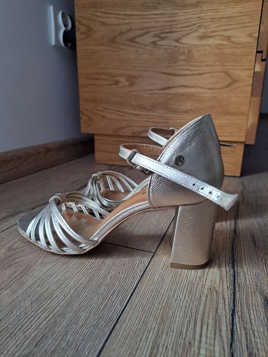 Złote sandały na słupku Maciejka