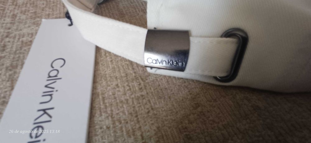 Boné CK - Logotipo Calvin Klein bordado na frente