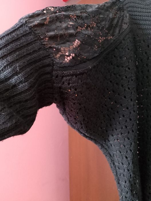 Czarny ażurowy sweterek sweter z siateczką koronką na rękawach