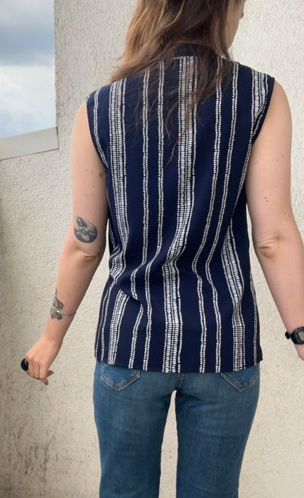 Синя блуза без рукавів з V-образним вирізом