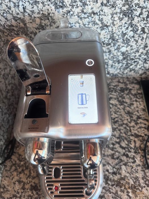 Máquina de Café Nespresso Lattissima Pro EN750.MB – Excelente Estado