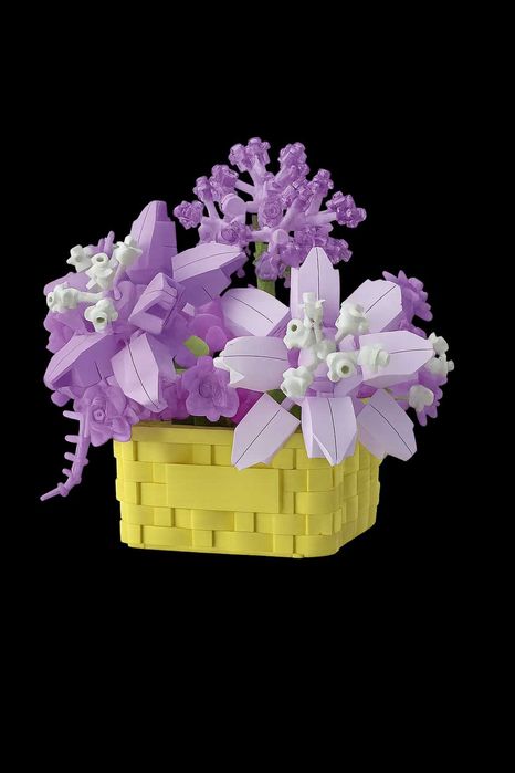 Bukiet fioletowych kwiatów w koszuku